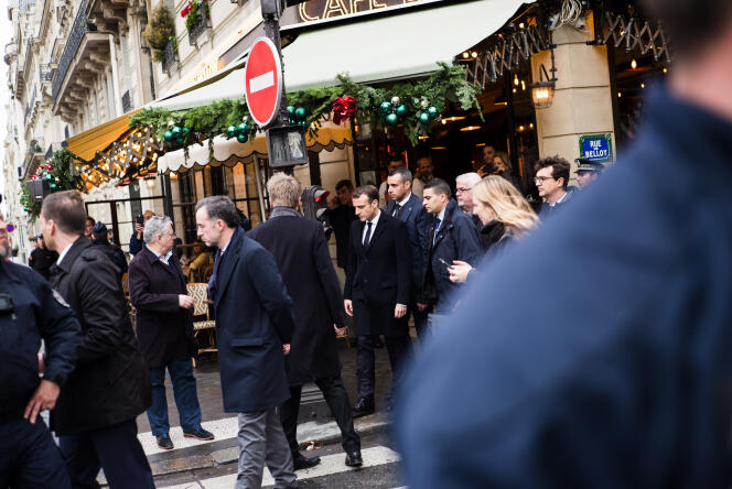Emmanuel Macron quitte un café situé à l’angle de la rue de Belloy et de l’avenue Kleber, à Paris, le 2 décembre.