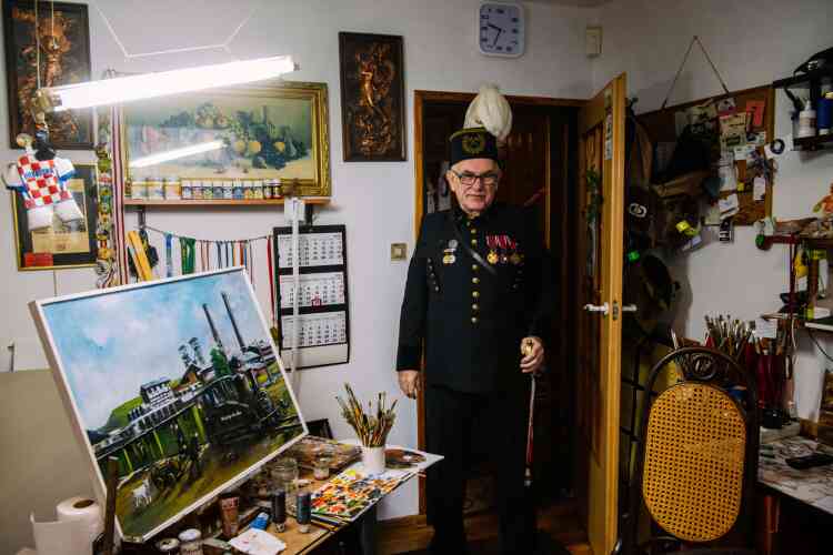 Zdzislaw Majerczyk, 65 ans, est un mineur à la retraite. Il a passé toute sa vie dans le quartier de Nikiszowiec. Il est désormais peintre et l’un des représantants du courant d’art naïf porté par d’anciens mineurs, né selon lui d’une « volonté de s’approprier la couleur après avoir travaillé toute leur vie dans le noir. »