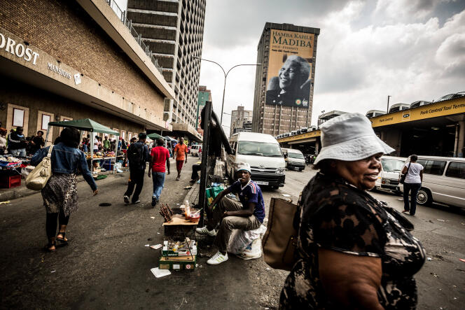 Johannesburg, Afrique du Sud, décembre 2013. Hillbrow est l’un des quartiers les plus dangereux du pays. Avant la fin de l’apartheid, il était un quartier blanc. Aujourd’hui, de nombreux Noirs tentent d’y vivre avec une certaine dignité.
