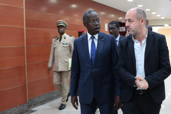 Le premier ministre sénégalais, Mahammed Boun Abdallah Dionne, et le président du directoire du groupe Le Monde, Louis Dreyfus, à Dakar, le 22 novembre 2018.