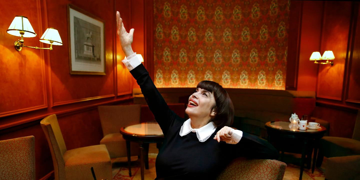 Un Apero Avec Mireille Mathieu On M A Tellement Prise Pour Une Nunuche Hommage au president de la republique francaise monsieur valery giscard d'estaing mireille et valery giscard d'estaing au noel de l 'elysee en 1977 photos : le monde