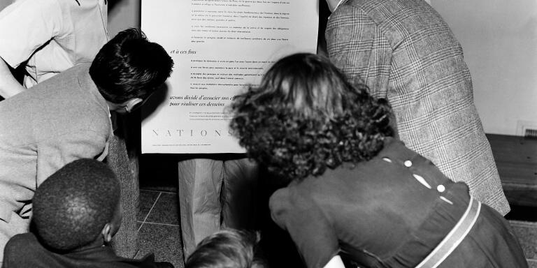 Les enfants découvrent la Déclaration Universelle des Droits de l'Homme signée à Paris le 10 septembre 1948. 