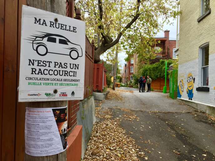 Luc Corbin et des voisins dans la « ruelle verte » située entre la 6e et la 7e avenue de l’arrondissement Rosemont-La Petite-Patrie, à Montréal. La végétalisation et la déminéralisation de la chaussée contribuent à lutter contre les îlots de chaleur pendant l’été.
