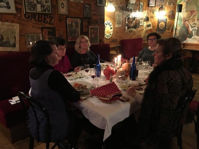 Evelyne de Mascarel (à droite) et ses convives (Sandrine, Elizabeth, Mireille et Muriel), au restaurant « Le Saint-Germain » à Tours, le mardi 4 décembre.