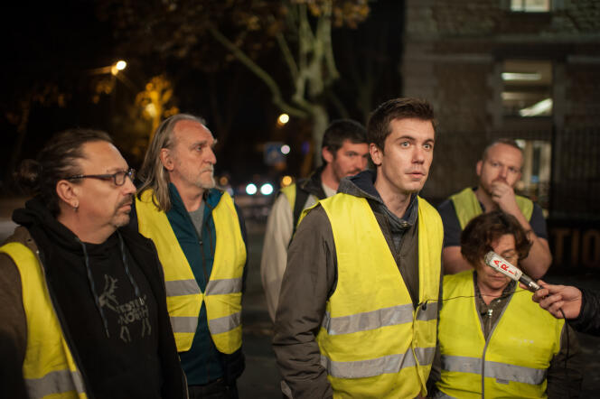 A Bordeaux, le 4 décembre, un groupe de « gilets jaunes » de Gironde annoncent le lancement d’une consultation sur internet ouverte à tous.
