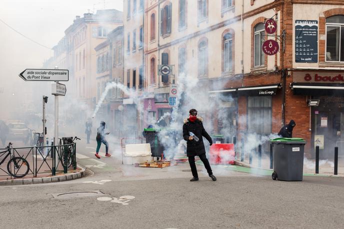 Dispersion par les forces de l’ordre du groupe de lycéens venu rejoindre les « gilets jaunes », au centre-ville de Toulouse, le 4 décembre.