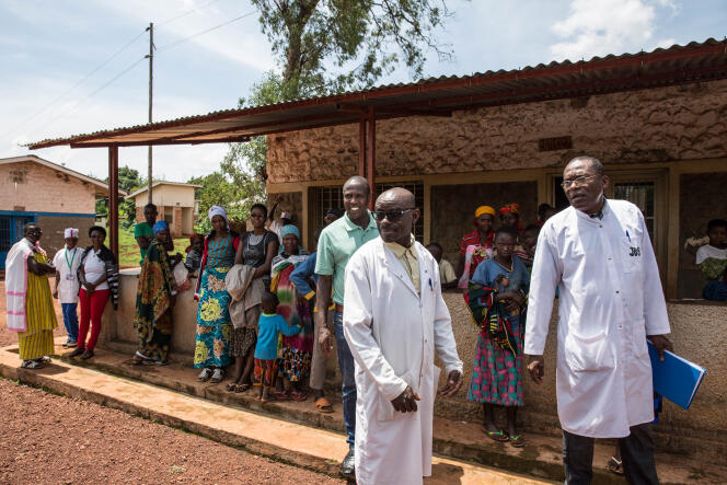L'infirmier Serge Rubeeiry et son supérieur devant le poste de santé de Kinazi à quelques kilomètres de la frontière tanzanienne, Burundi, 7 novembre 2018.