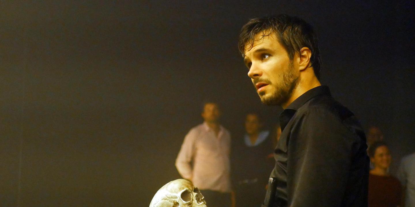 Théâtre : ici, Hamlet déambule parmi les spectateurs