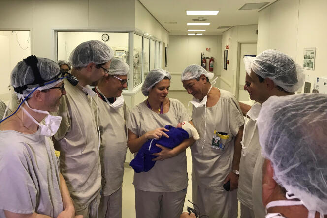 Premier bébé né d’une transplantation d’utérus provenant d’une donneuse décédée, à Sao Paulo, le 15 décembre 2017.