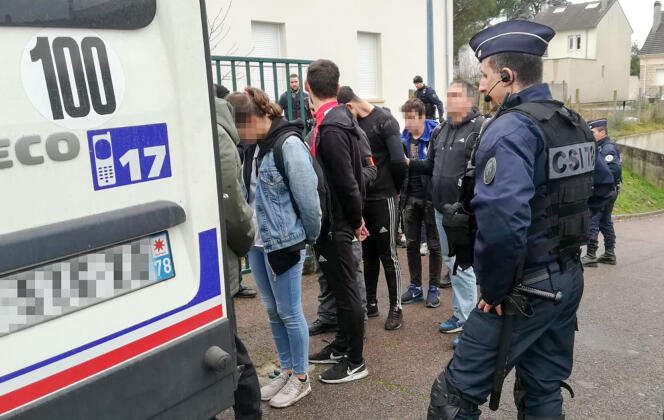Des policiers arrêtent des étudiants à Mantes-la-Jolie (Yvelines), le 6 décembre.