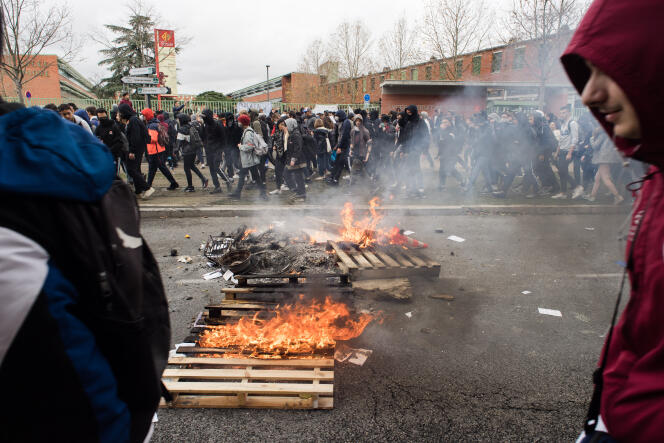 Les lycéens manifestent pour dénoncer les réformes du bac et les dysfonctionnements de Parcoursup, à Toulouse, le 6 décembre.