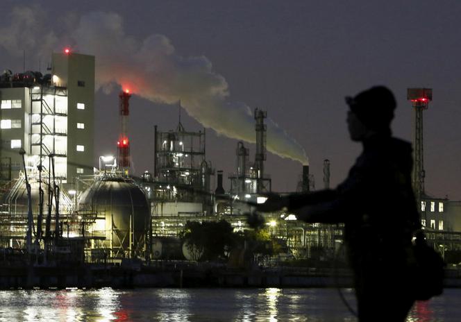 Un pêcheur devant une usine à Kawasaki (Japon), le 28 mars 2016.