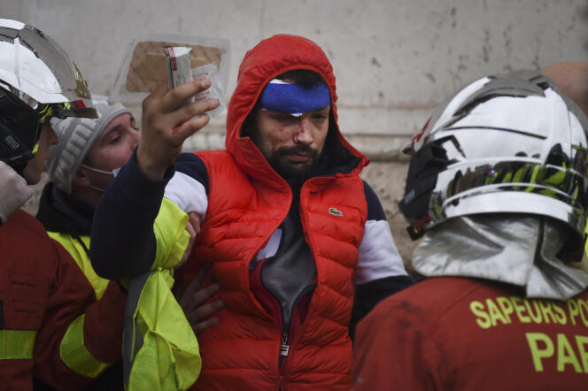 Un manifestant blessé par un tir de Flash-Ball, près de l’Arc de triomphe, à Paris, le 1er décembre.