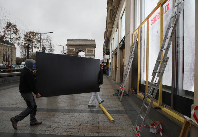 Avenue des Champs-Elysées, les boutiques se barricades en prévision de la mobilisation de samedi 8 décembre.