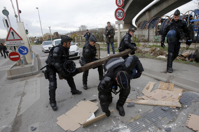 Des gendarmes démontent des barricades, à Gennevilliers (Hauts-de-Seine), le 5 décembre.