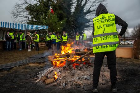 Sur le camp de base des « gilets jaunes » au Magny, près de de Montceau-les-Mines (Saône-et-Loire), le 6 décembre.