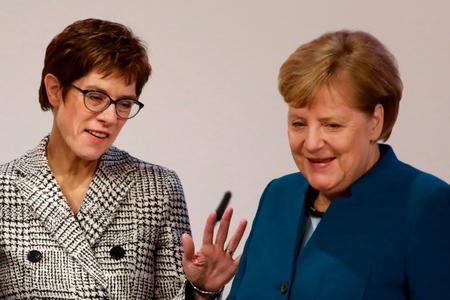 Annegret Kramp-Karrenbauer et Angela Merkel, à Hambourg, le 7 décembre.