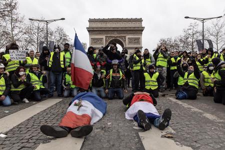 Sur les Champs-Elysées, le 8 décembre.