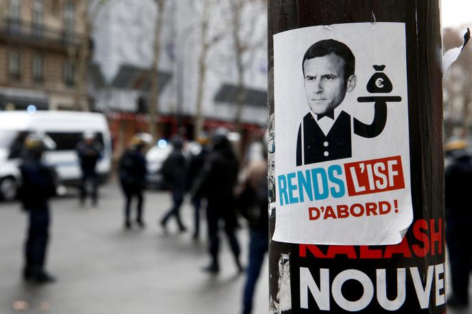 Una pegatina que muestra un fotomontaje de Emmanuel Macron, el 8 de diciembre en París, durante la demostración de chalecos amarillos.
