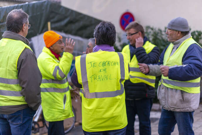 Autour du rond-point de la Rotonde, au Pouzin (Ardèche), le 7 décembre, tout le monde discute de l’avenir du mouvement des « gilets jaunes ».