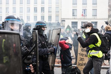 Des manifestants haranguent des CRS devant la préfecture de Loire Atlantique. Manifestation des gilets jaunes. Nantes, France - 8 décembre 2018.