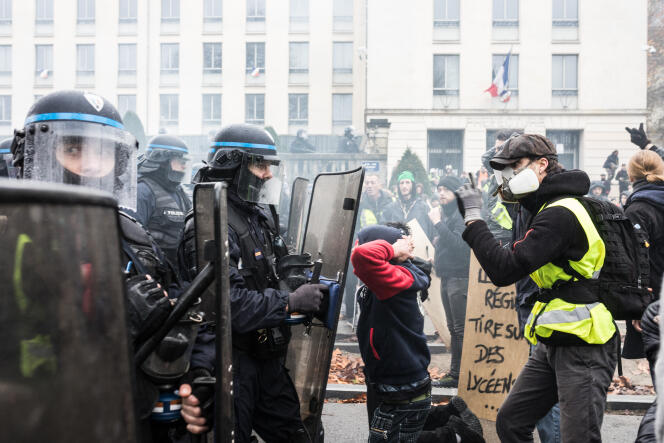 Des manifestants haranguent des CRS devant la préfecture de Loire-Atlantique, lors de la manifestation des « gilets jaunes », à  Nantes, le 8 décembre.