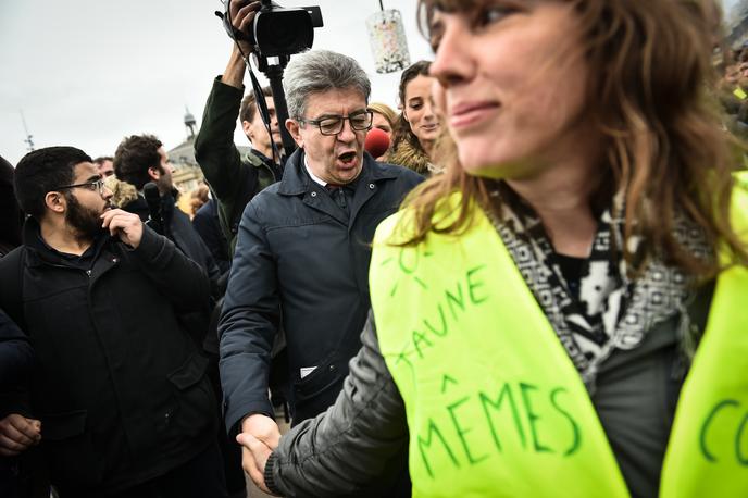 Jean Luc Melenchon avec une manifestante des « gilets jaunes » en marge de la marche pour le climat, à Bordeaux, le 8 décembre.