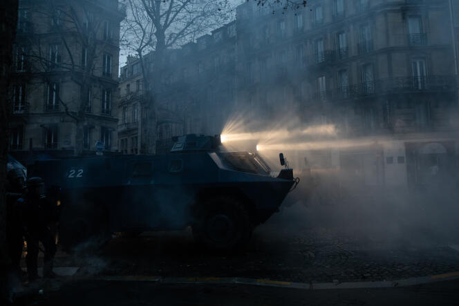 Dans le 17e arrondissement de Paris, des blindés avancent avec des groupes de CRS tirant du gaz lacrymogène sur les « gilets jaunes ».