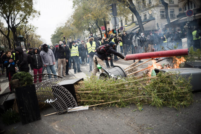 Des manifestants érigent une barricade sur un boulevard parisien, le 8 décembre.