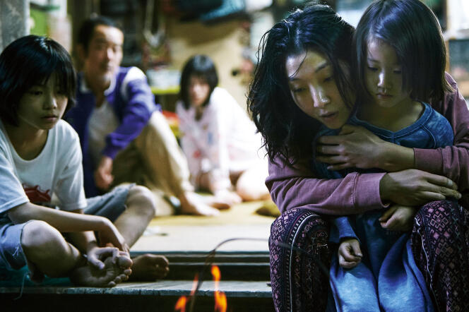 De gauche à droite : Kairi Jyo, Lily Franky, Mayu Matsuoka, Sakura Ando enlaçant Miyu Sasaki, dans « Une affaire de famille », réalisé par Hirokazu Kore-eda.