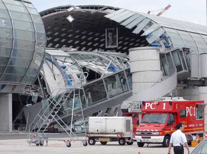 Peu avant 7 heures, dimanche 23 mai 2004, le toit de l’aérogare avait cédé, entraînant la destruction d’une partie de ce terminal en forme de tunnel de verre et de béton inauguré à peine onze mois plus tôt, et dont ADP voulait faire « la vitrine de la France ».
