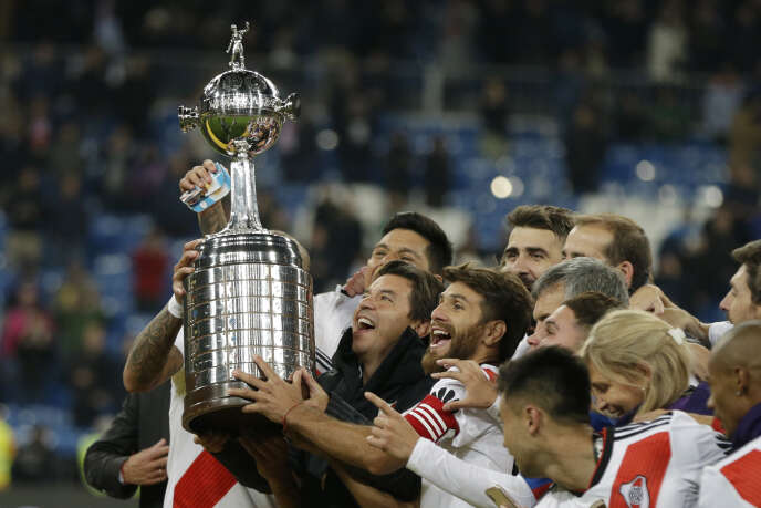 Marcelo Gallardo soulève le trophée de la Copa Libertadores.