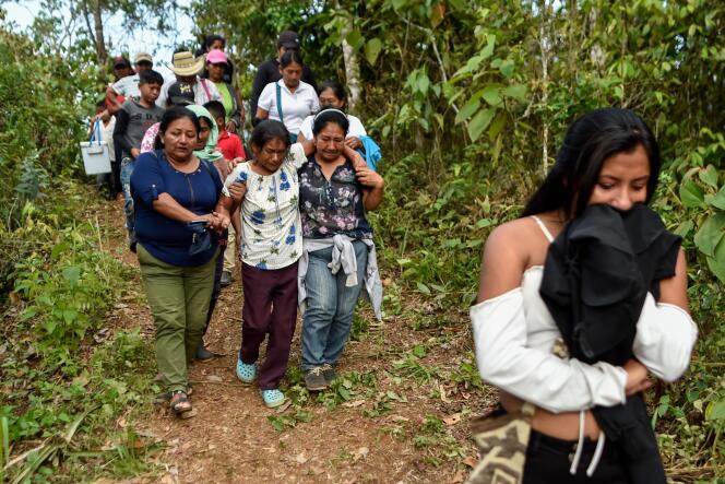 Lors des funérailles du dirigeant du peuple Nasa, Edwin Dagua, tué par balles, à El Poblado, dans le département de Cauca, dans le sud-ouest de la Colombie, le 7 décembre.