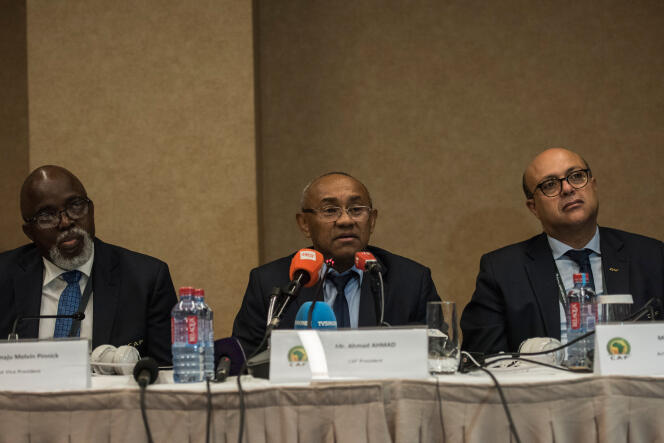 Lors d’une réunion de la Confédération africaine de football à Accra, le 30 novembre 2018. De g. à dr. : Amaju Pinnink (vice-président), Ahmad Ahmad (président) et Essadik Alaoui (secrétaire général).