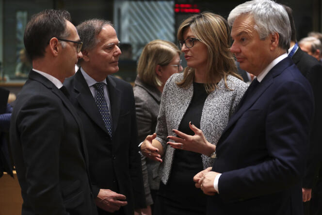 Ekaterina Zaharieva (au centre), lors d’une réunion des ministres des affaires étrangères européens, à Bruxelles, le 10 décembre. La Bulgare aurait ordonné le licenciement de la lanceuse d’alerte Katia Mateva.