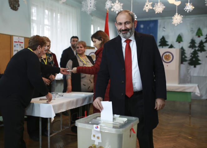 Le premier ministre arménien Nikol Pachinian a voté pour les élections législatives à Erevan, le 9 décembre.