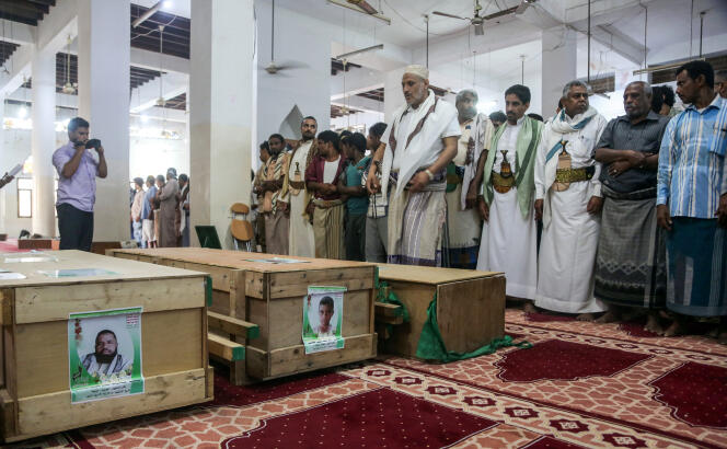 Prières devant les victimes d’un bombardement mené contre les houthistes, à Hodeïa – port de la mer Rouge que se disputent les houthistes rebelles et la coalition qui réunit le gouvernement et l’Arabie saoudite, le 10 décembre 2018.