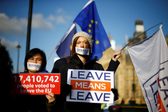 Manifestants pro-Brexit, devant le Parlement britannique, le 11 décembre 2018, au lendemain de la décision du premier ministre Theresa may, de reporter le vote sur le projet de Brexit.