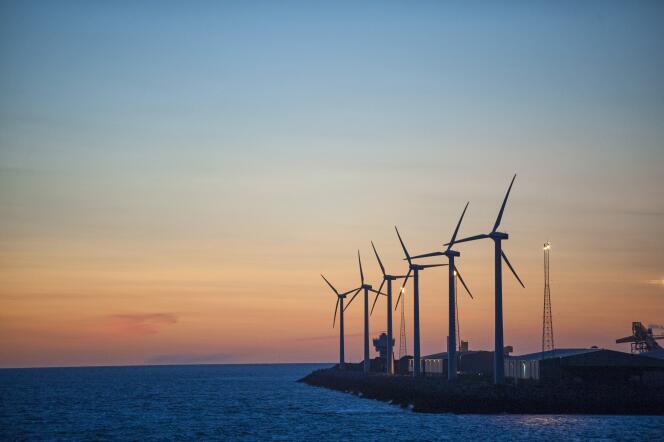 Des éoliennes sur les quais du port commercial de Liverpool, au Royaume-Uni.