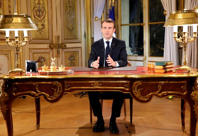 Emmanuel Macron, quelques minutes avant l’enregistrement de son allocution télévisée du 10 décembre depuis le palais de l’Élysée.
