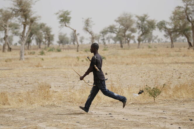 Un membre d’un groupe d’autodéfense contre Boko Haram, à Kerawa, au Cameroun, en mars 2016.