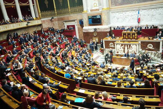 A l’Assemblée nationale, mardi 11 décembre, le premier ministre Edouard Philippe détaille les mesures annoncées par Emmanunel Macron lundi soir après la mobilisation des « gilets jaunes » le 8 décembre.