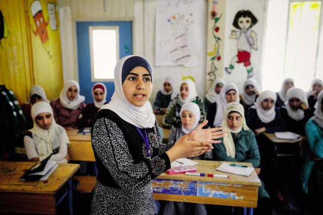 Une jeune réfugiée syrienne en train d’effectuer un travail de prévention contre le mariage précoce.