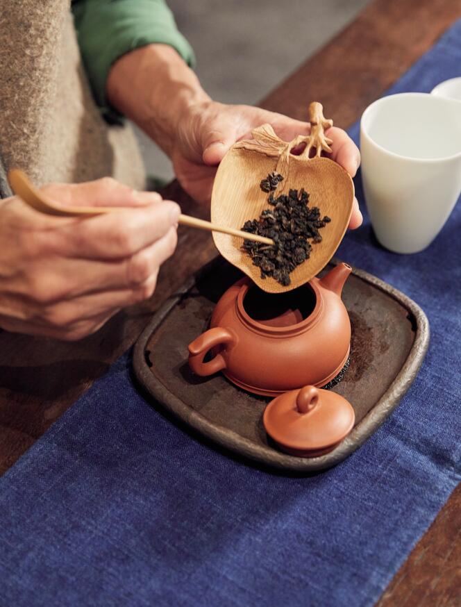 Préparation du thé par le sommelier Chi Wah Chan au café Lai’Tcha, à Paris, le 30 novembre.