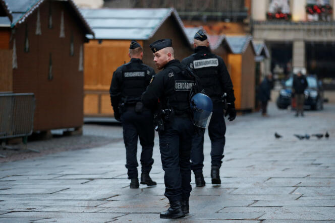 Des gendarmes patrouillent dans le marché de Noël fermé au lendemain de l’attaque meurtrière du 11 décembre.