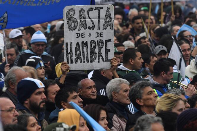 « Nous en avons assez d’avoir faim », peut-on lire sur une pancarte brandie lors d’une manifestation, à Buenos Aires, le 9 juillet.