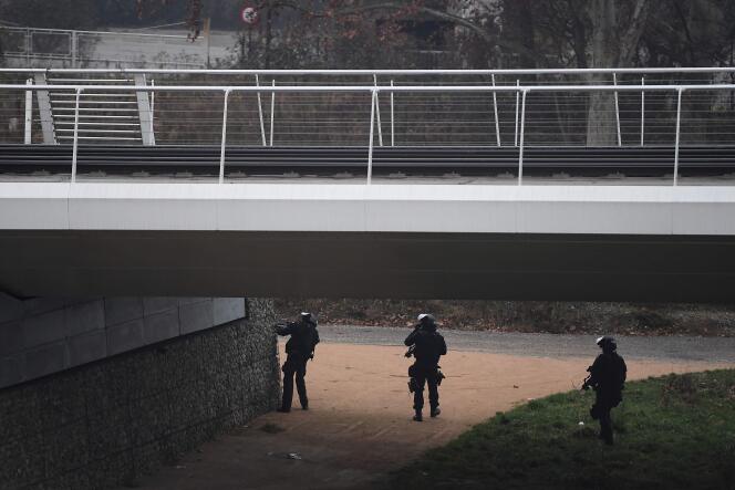 Des membres du RAID à la recherche du fugitif sur une rive du Rhin, à Strasbourg, le 12 décembre.
