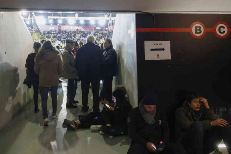 Les supporteurs de basket sont restés confinés dans le stade Rhénus, les yeux rivés sur leur téléphone pour suivre l’actualité.