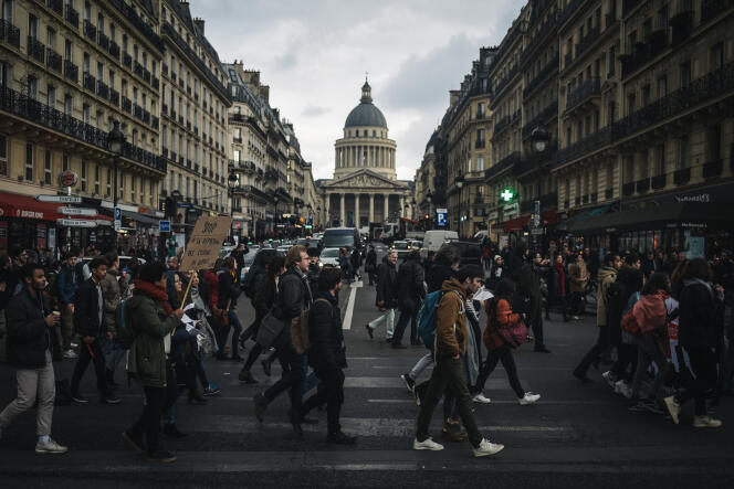 Des lycéens et étudiants manifestent lors du « Mardi noir » dans le sillage du mouvement des « gilets jaunes » à Paris le 11 décembre 2018.