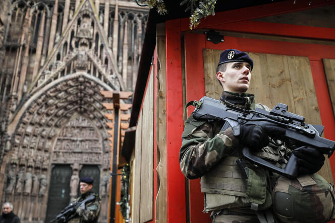 Soldats de l’opération Sentinelle devant la cathédrale de Strasbourg le 12 décembre, au lendemain de l’attaque sur le marché de Noël.